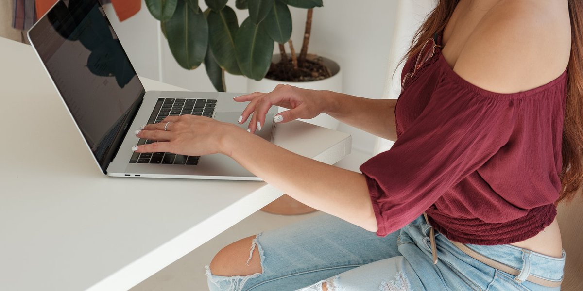 Commerçante consultant son activité en ligne sur un ordinateur portable